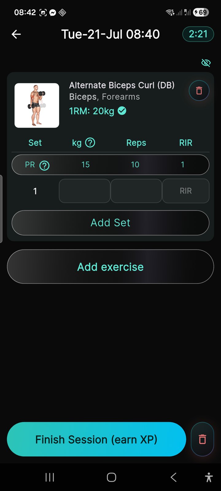 Workout logging with the latest personal record pinned above the working set
